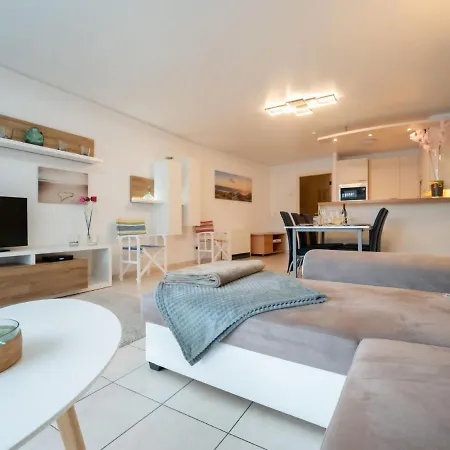 Breduynia With Balcony By Interhome Appartement *